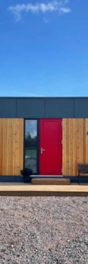 Modern accommodation close to lake and nature，位于Köyliö的酒店