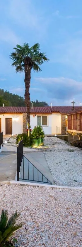 Hotel Donas e Cabaleiros，位于Pousada的酒店