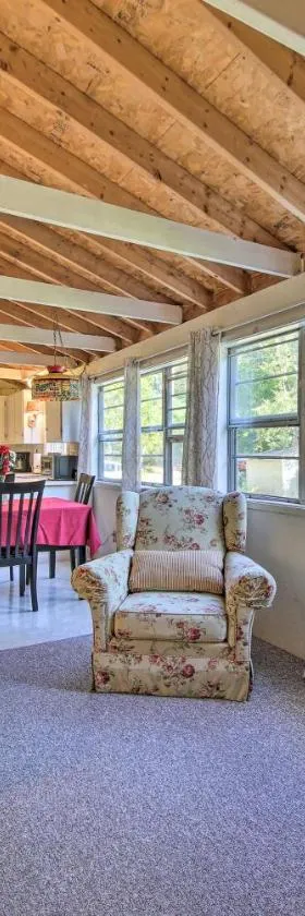 Rustic Retreat Across from Lake Family Friendly!，位于Union的酒店