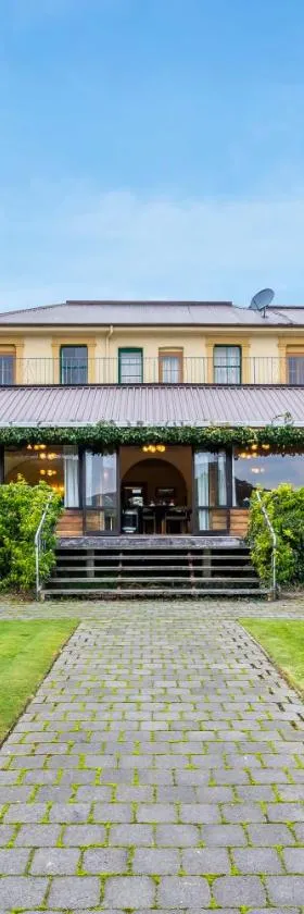 The Grand Hotel & Bar - Akaroa，位于阿卡罗阿的酒店