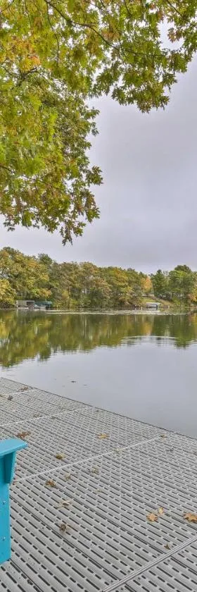 Birchwood Cottage with Red Cedar Lake Access!，位于Birchwood的酒店