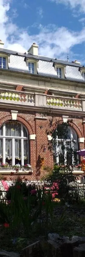 VILLA LES CAMELIAS，位于Fontaine-lès-Vervins的酒店