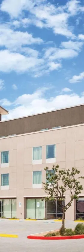 La Quinta Inn & Suites by Wyndham Bardstown，位于巴兹敦的酒店