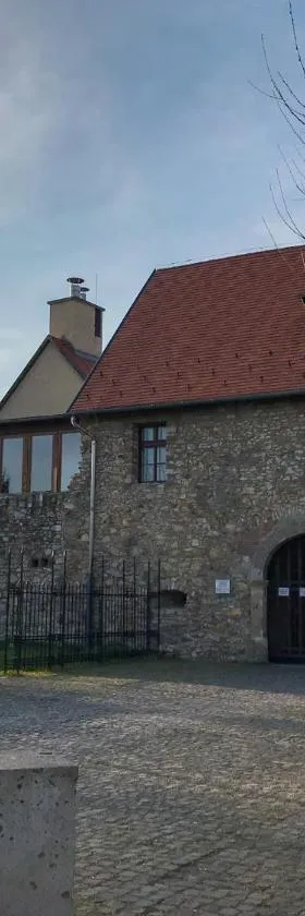 Huszárvár Hotel Kastélyszálló，位于赛伦奇的酒店