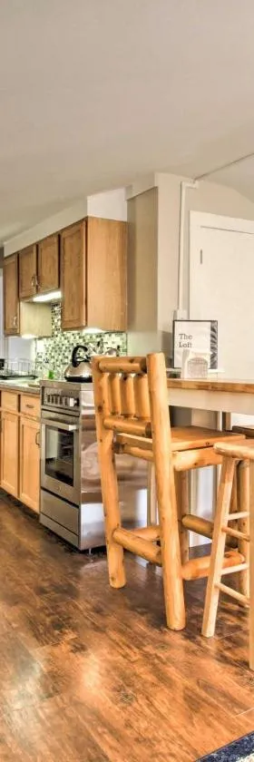 Idyllic Wallingford Retreat - Near Skiing and Hiking，位于Wallingford的酒店