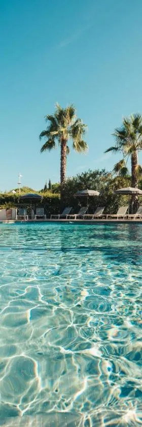 Van der Valk Hotel Le Catalogne Saint Aygulf，位于圣艾格夫的酒店