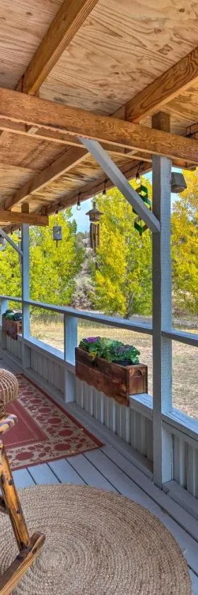 John Day Lakehouse with a Great Outdoor Space!，位于约翰迪的酒店