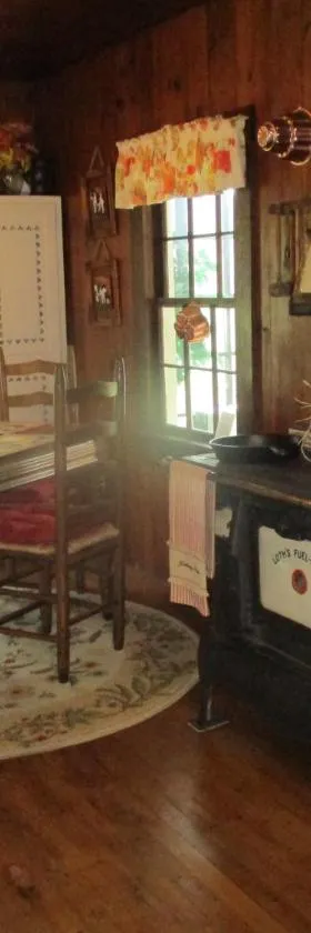 Cabin retreat just off I-77, wonderful experience for 2!，位于普林斯顿的酒店