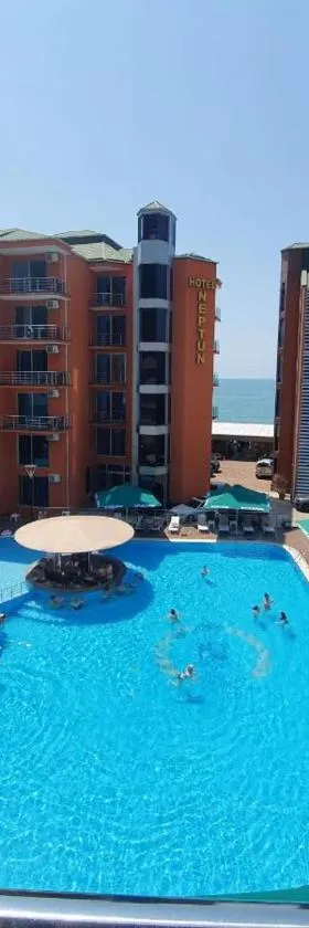 Hotel Neptun Kvariati，位于卡瓦拉提的酒店