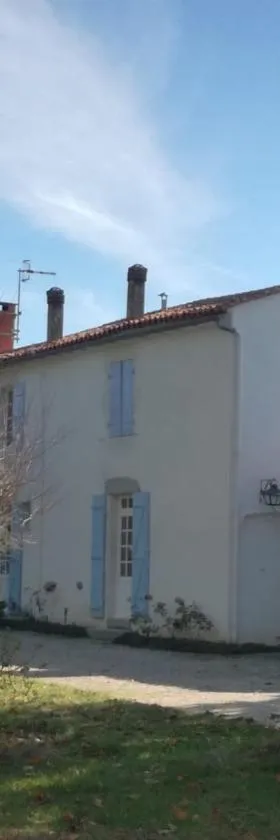 La Vieille Cure, SPA, Wifi à 20 min des plages，位于La Jonchère的酒店