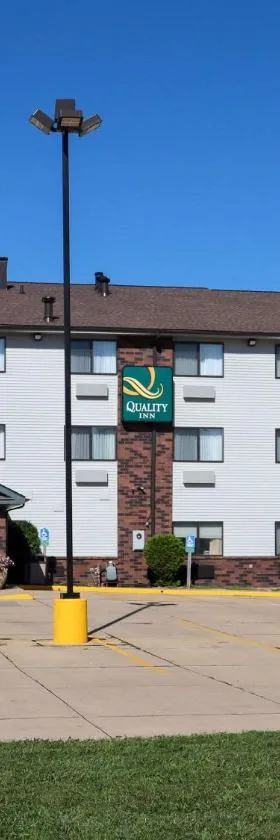 Quality Inn & Suites Bloomington I-55 and I-74，位于布卢明顿的酒店