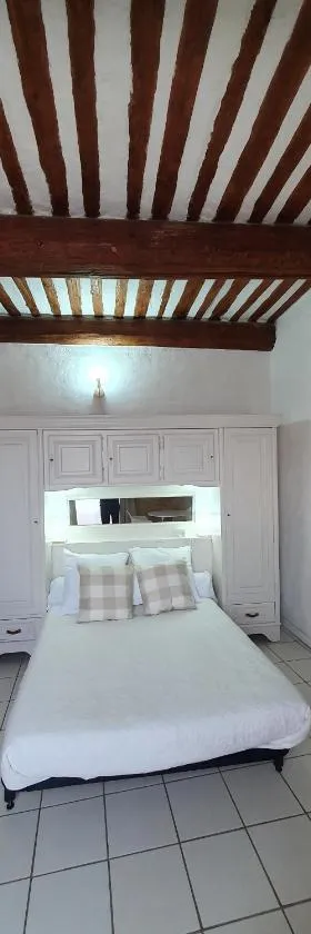 Suite parentale Castillon du Gard，位于卡斯蒂隆迪加尔的酒店