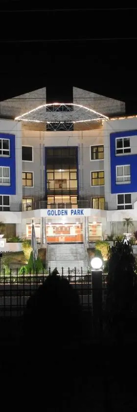 GOLDEN PARK HOTEL & RESORT，位于Māldah的酒店