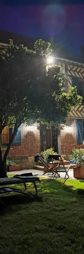 Le Domaine des Volets bleus，位于伯泽维尔的酒店