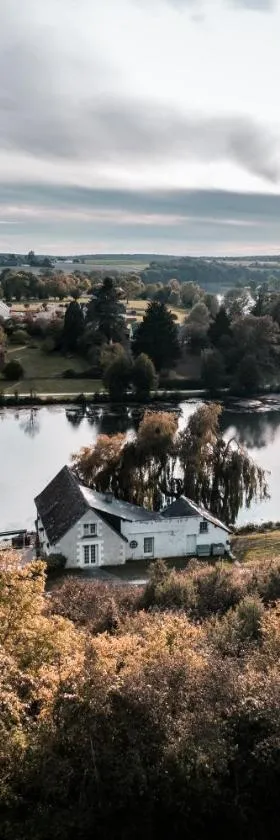 La Maison au Bord du Lac，位于Chemillé-sur-Indrois的酒店