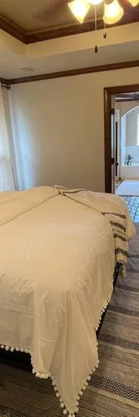 8beds, KING BED, fireplace, & whirlpool Sleeps 12，位于阿马里洛的酒店