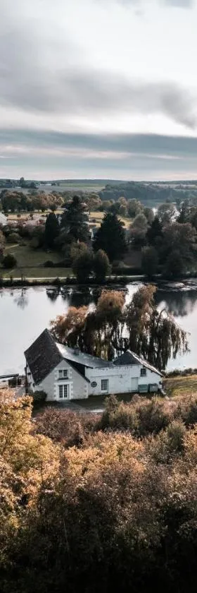 La Maison au bord du Lac，位于Chemillé-sur-Indrois的酒店