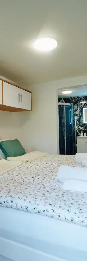 Apartment für 2 Erwachsene und 2 Kinder, ausgestattet mit einem Weinkeller und einem kleinen Hof - SELF-MADE FRÜHSTÜCK INBEGRIFFEN，位于雷茨的酒店