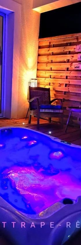 Magnifique cottage haut de gamme avec jacuzzi l'attrape rêve，位于Les Plantiers的酒店