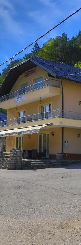 Apartments Crvena Jabuka，位于Ključ的酒店