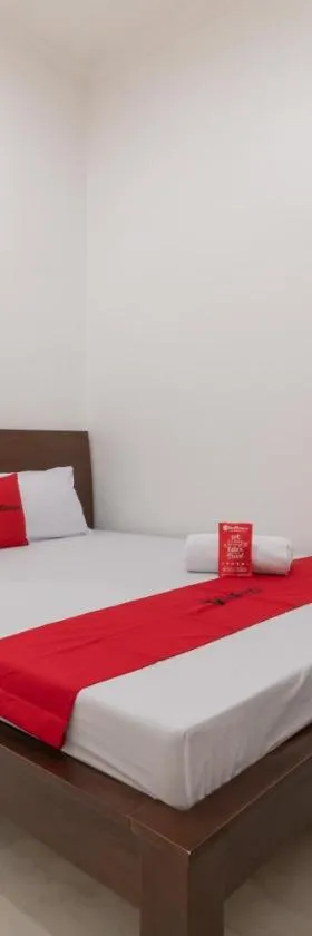 RedDoorz Syariah near Summarecon Mall Bekasi，位于Kayuringin的酒店