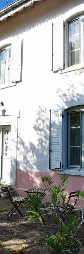 Le Clos de la Borde, chambre verte，位于Arches的酒店