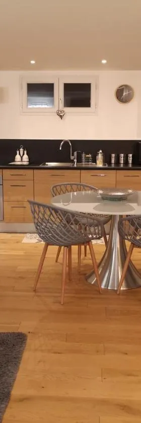 Très bel appartement avec vue sur les montagnes，位于圣伊米耶的酒店