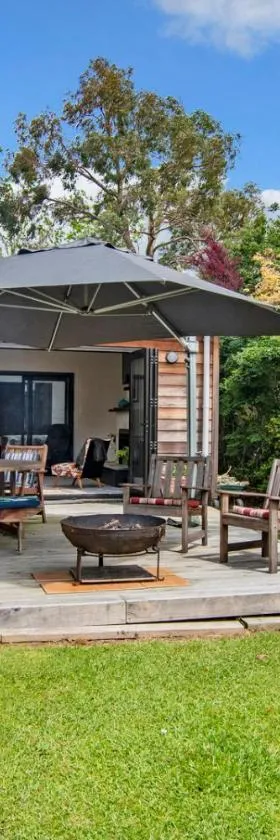 Westhay Stables - Paparoa Holiday Home，位于Paparoa的酒店