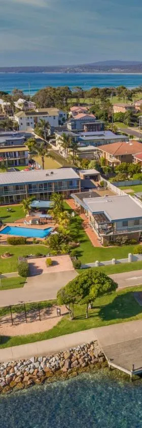 The Retreat Lakeside Merimbula，位于梅林布拉的酒店