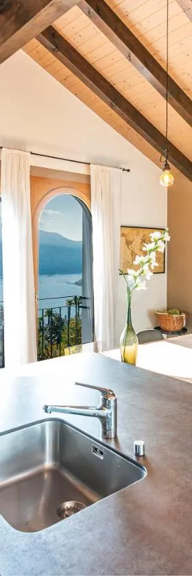 CASA LUNA - WONDERFUL LAKE VIEW，位于Brione sopra Minusio的酒店