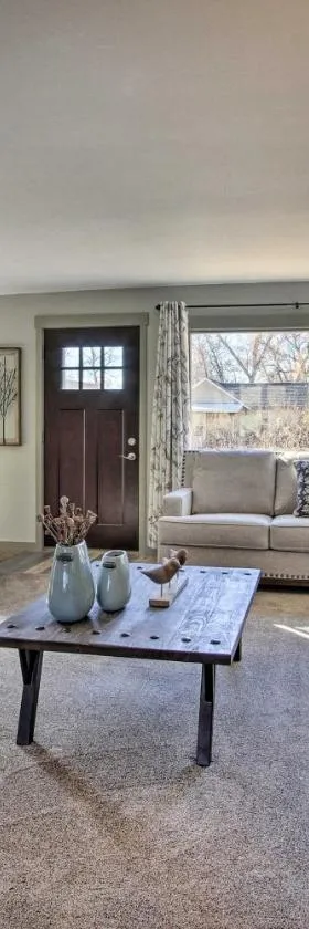 Cozy Choteau Home with Fire Pit, Grill, Yard!，位于Choteau的酒店