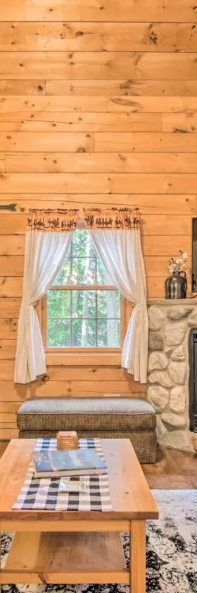 Rustic Rothbury Cabin with Resort Amenity Access!，位于Rothbury的酒店
