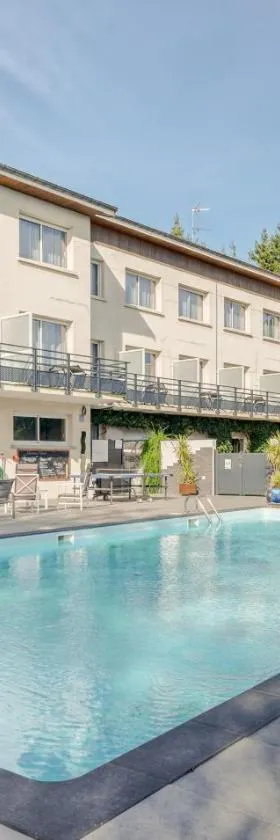 Logis Hotel Maison Carrée Restaurant O Carré dArt，位于梅雷维尔的酒店
