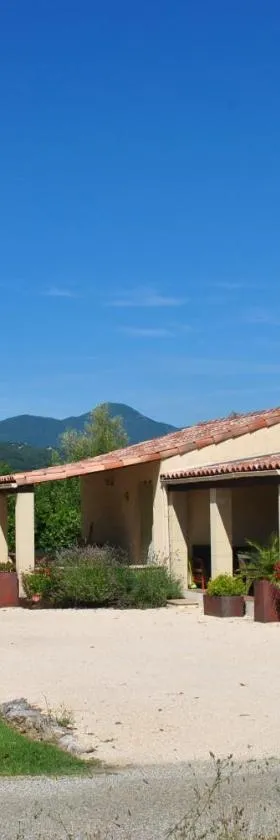 Le soleil souriant，位于Banne的酒店