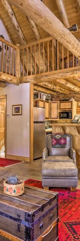 Breckenridge Cabin with Hot Tub Ski and Hike!，位于布雷肯里奇的酒店