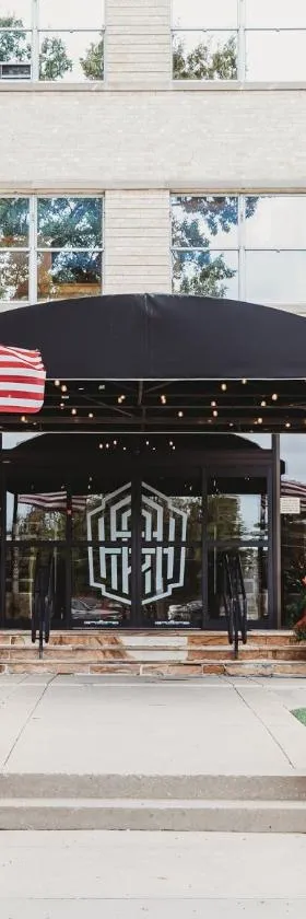 Hotel Phillips，位于巴特尔斯维尔的酒店