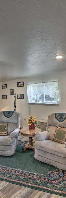 Pet-Friendly Libby Cottage with Mountain Views!，位于Libby的酒店