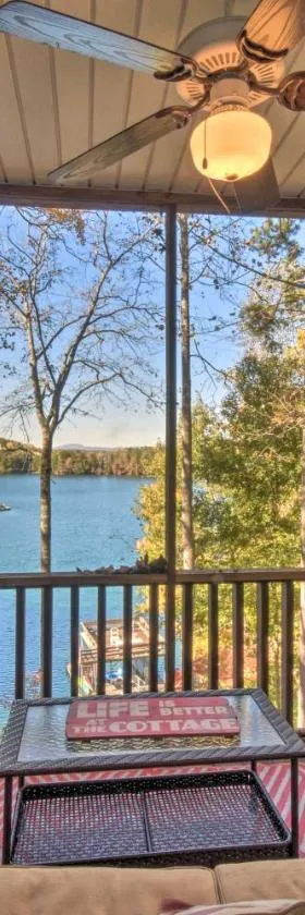 Lake Keowee Escape with Dock, Deck and Lake Access!，位于Six Mile的酒店