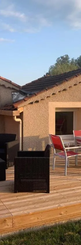 Domaine de Jarentin - Gite 4-5places，位于Saint-Marcel-de-Félines的酒店