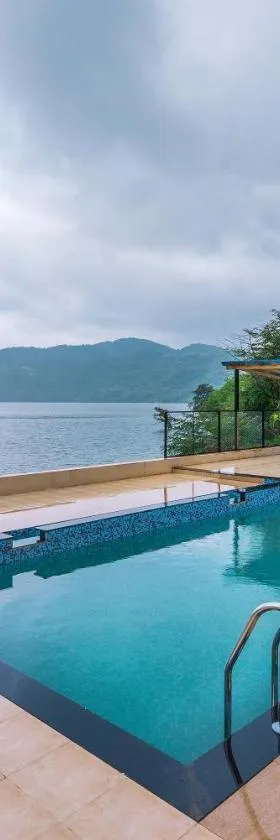 SaffronStays Riverdale, Mulshi - Lakefront villa with pool and mountain view，位于浦那的酒店