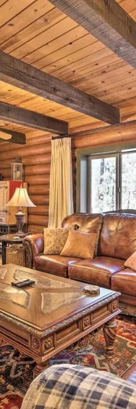 Near Dining, Hiking and Golf Pinetop Log Cabin!，位于Indian Pine的酒店