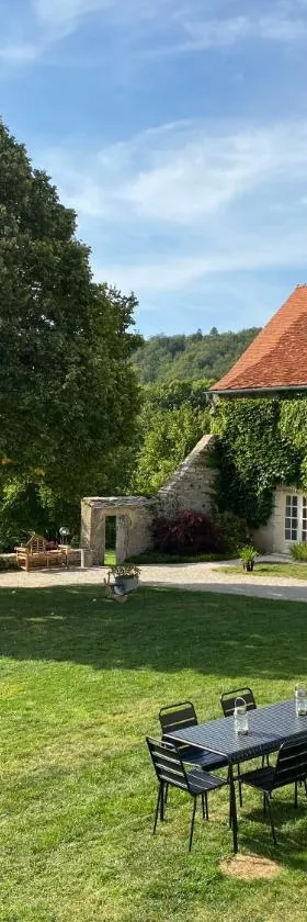 La SAURA，位于Lusigny-sur-Ouche的酒店
