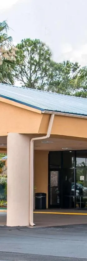Quality Inn Hinesville - Fort Stewart Area, Kitchenette Rooms - Pool - Guest Laundry，位于海恩斯维尔的酒店