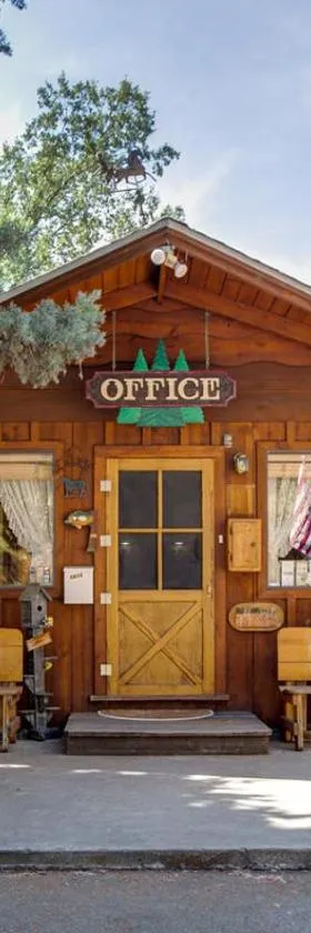 Whispering Pines Lodge，位于克恩维尔的酒店