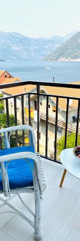 Chic sea front apartment with breathtaking Kotor Bay view，位于东兹斯托里弗的酒店