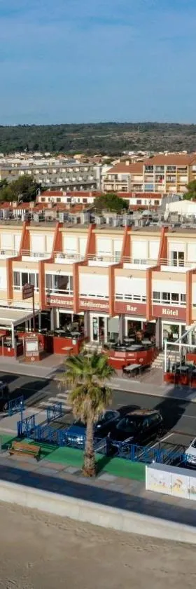 Logis Hôtel & Restaurant Mediterranee，位于拉努韦勒港的酒店