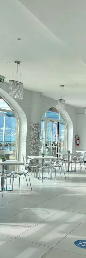 波罗那奥缇科中央会议酒店，位于萨莱诺的酒店