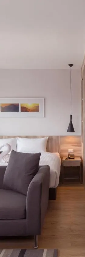 The Canal 304 Hotel and Residence，位于Si Maha Phot的酒店