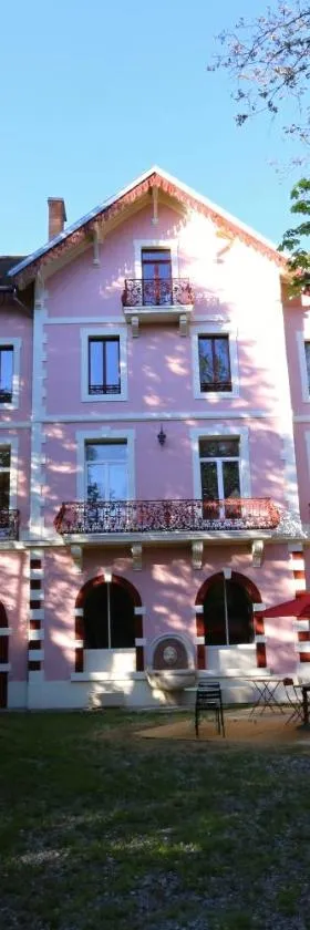 Hotel La Font Vineuse & Spa，位于Saint-Pierre-dʼArgençon的酒店