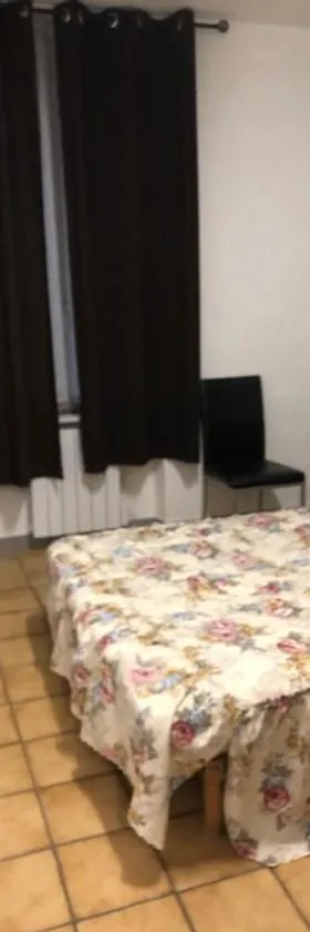 Hoche，位于Coursan的酒店